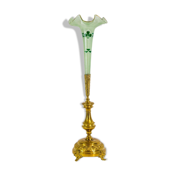 Vase de table art nouveau en laiton et verre opalin