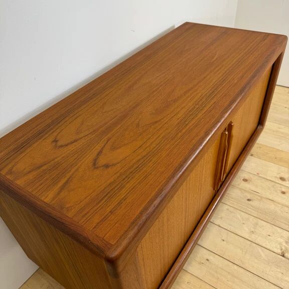 Buffet Dyrlund en teck avec portes escamotables, Danemark 1960
