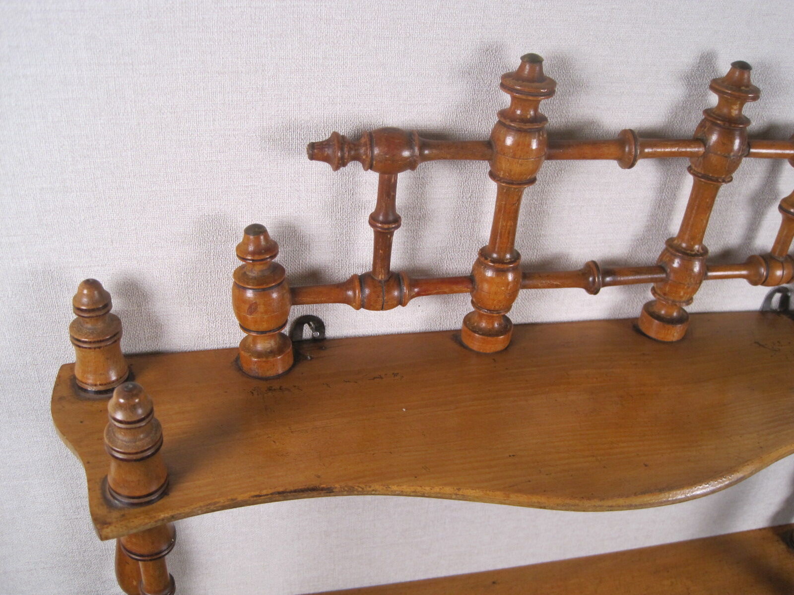 Napoleon III wall shelf in asian bamboo-style blond wood with 3 XIX trays