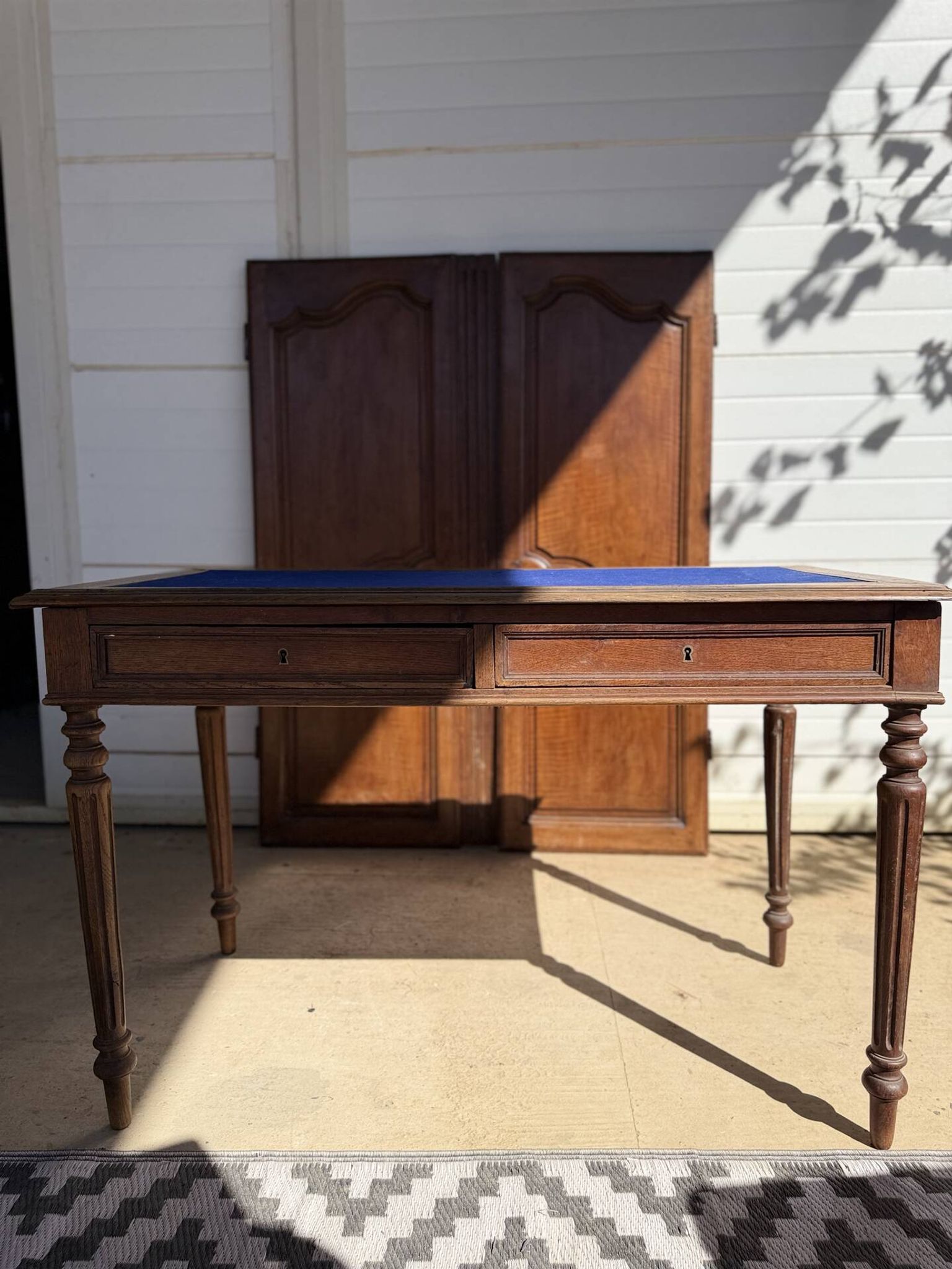Bureau ancien style Louis XVI - plateau en feutrine bleue