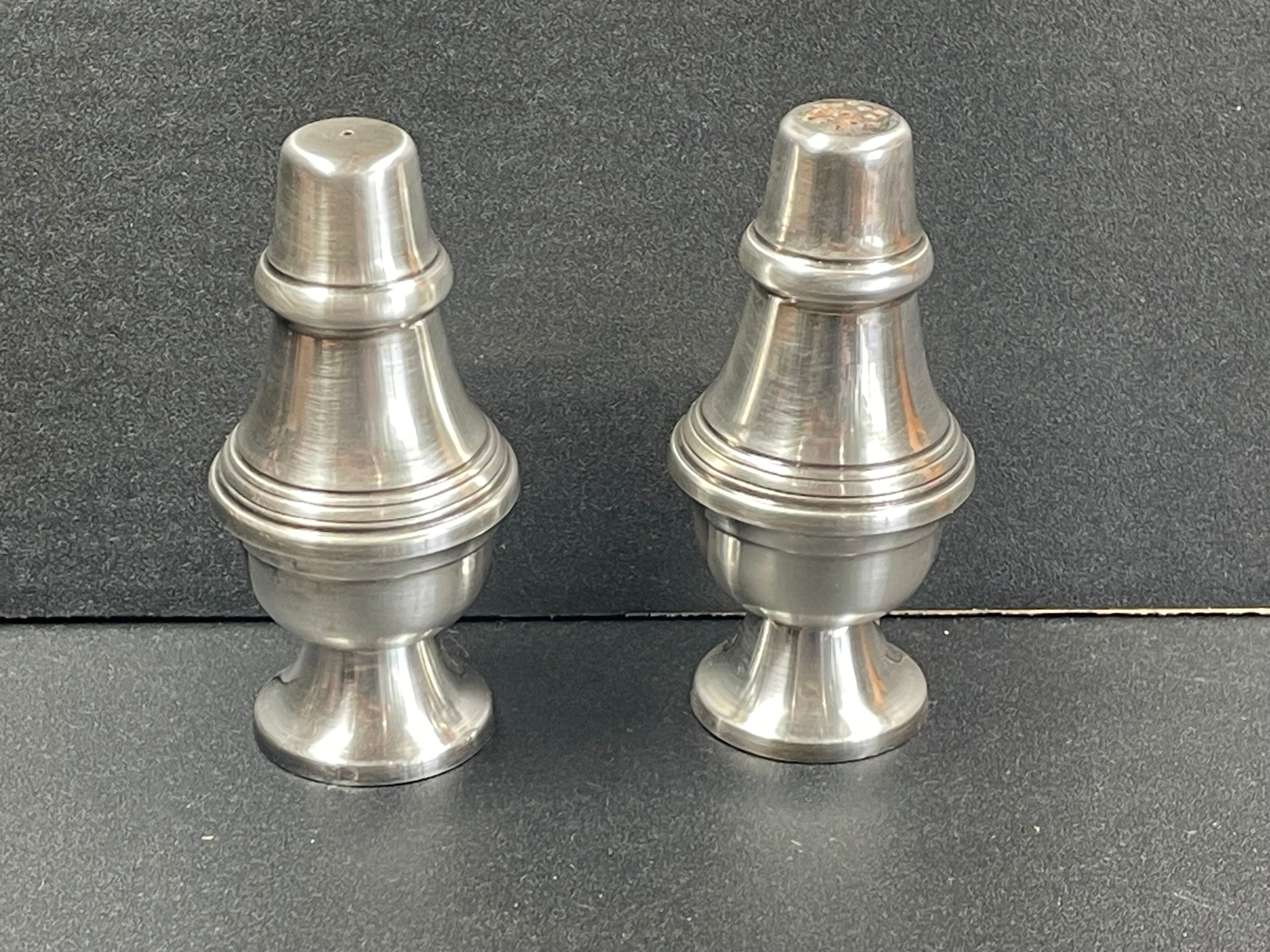 Pair of salt salt shakers pepper in silver metal