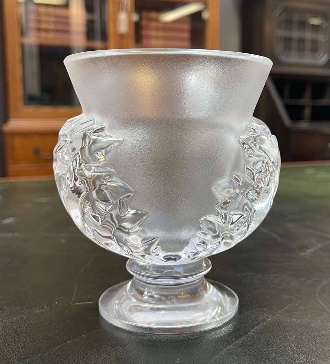 Lalique vase in frosted crystal, Saint Cloud model.