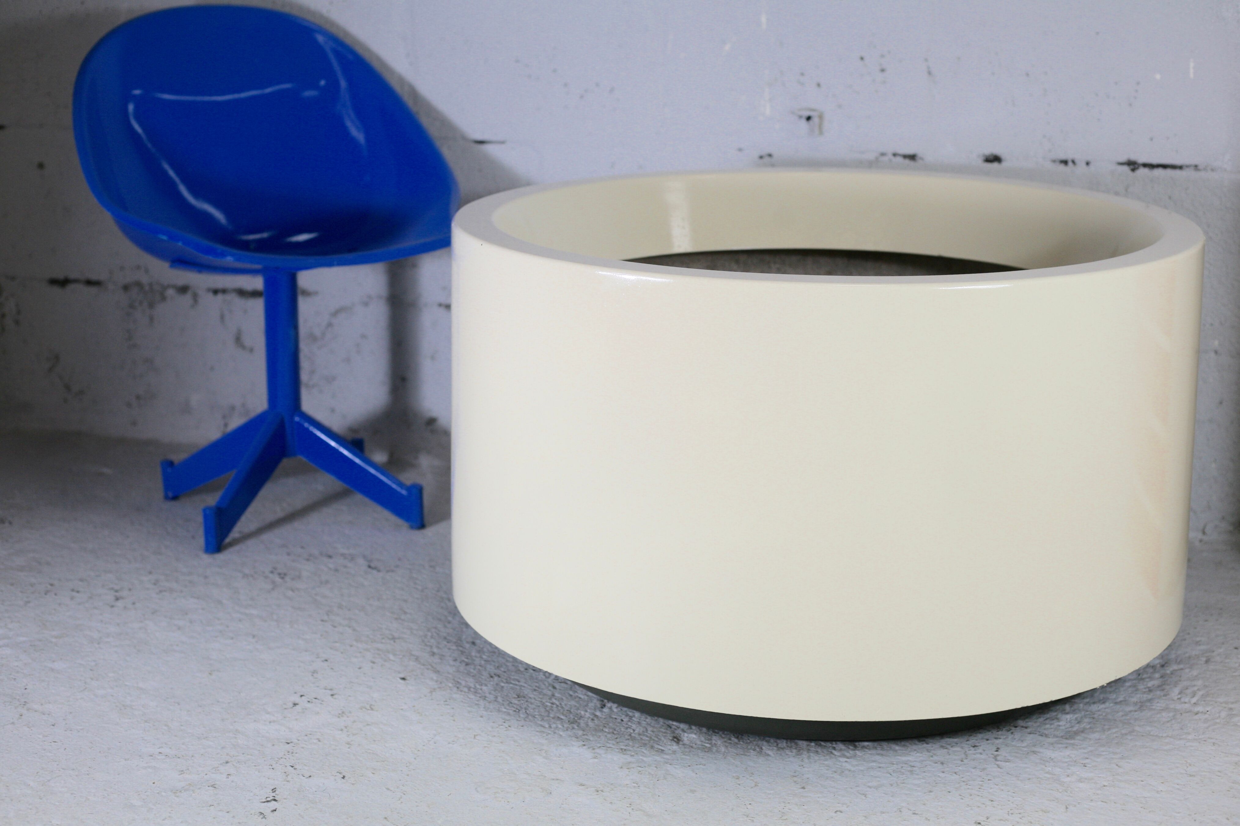 Important cylindrical planter in cream lacquered fiberglass, circa 1970