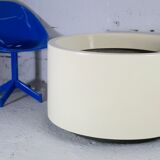 Important cylindrical planter in cream lacquered fiberglass, circa 1970