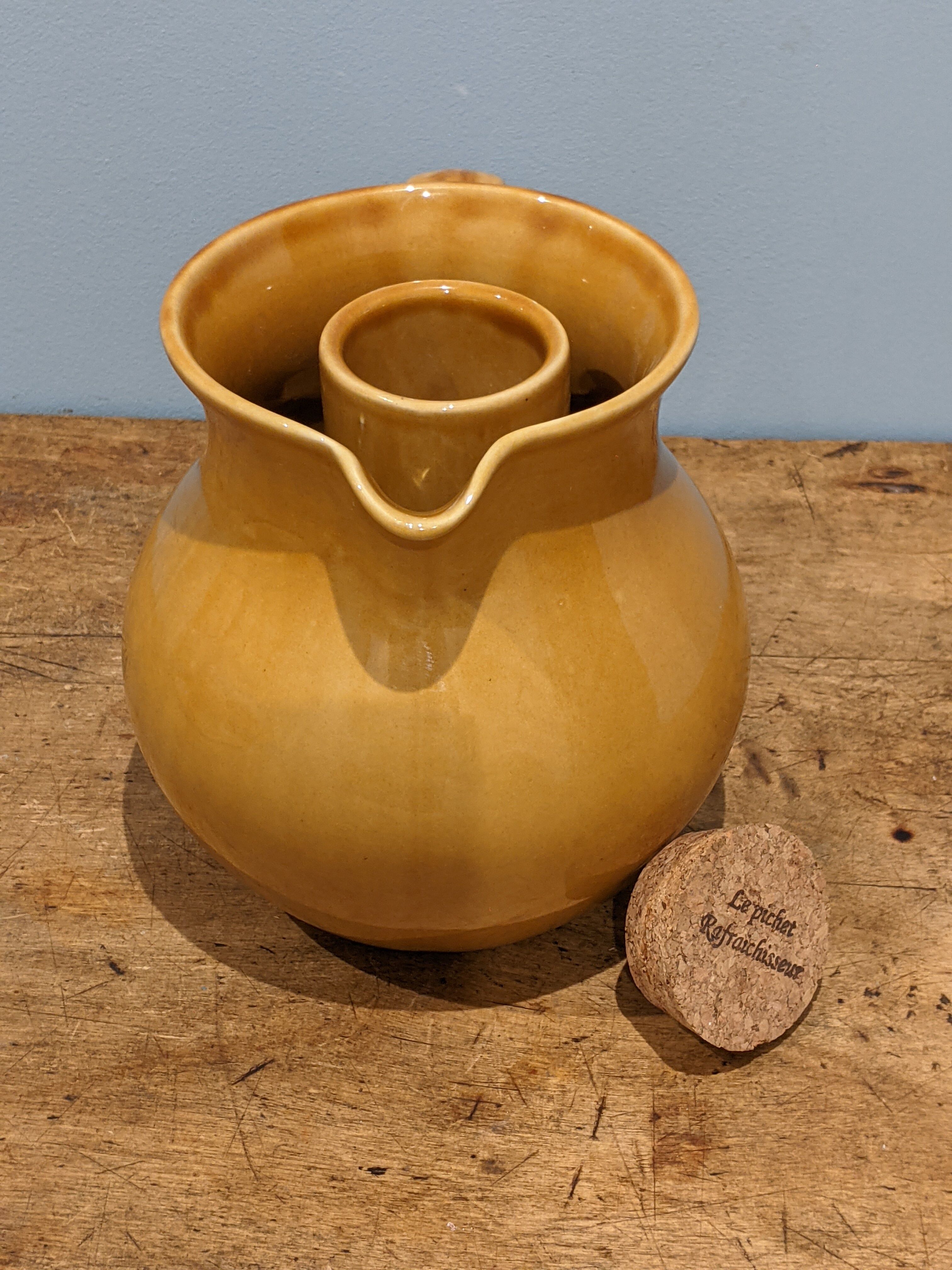 Pichet rafraîchisseur en céramique grès ocre