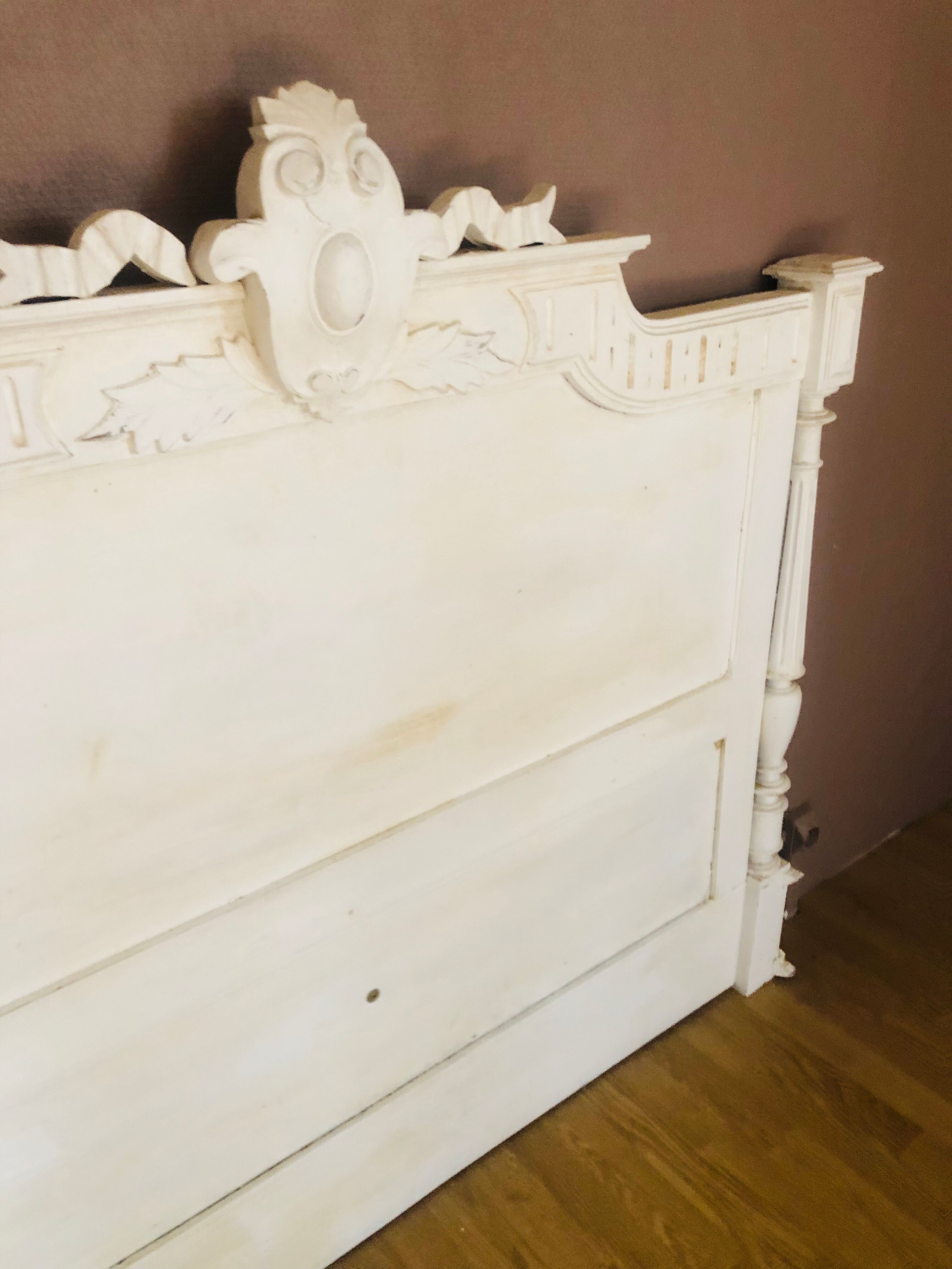 Ribbon medallion bed head