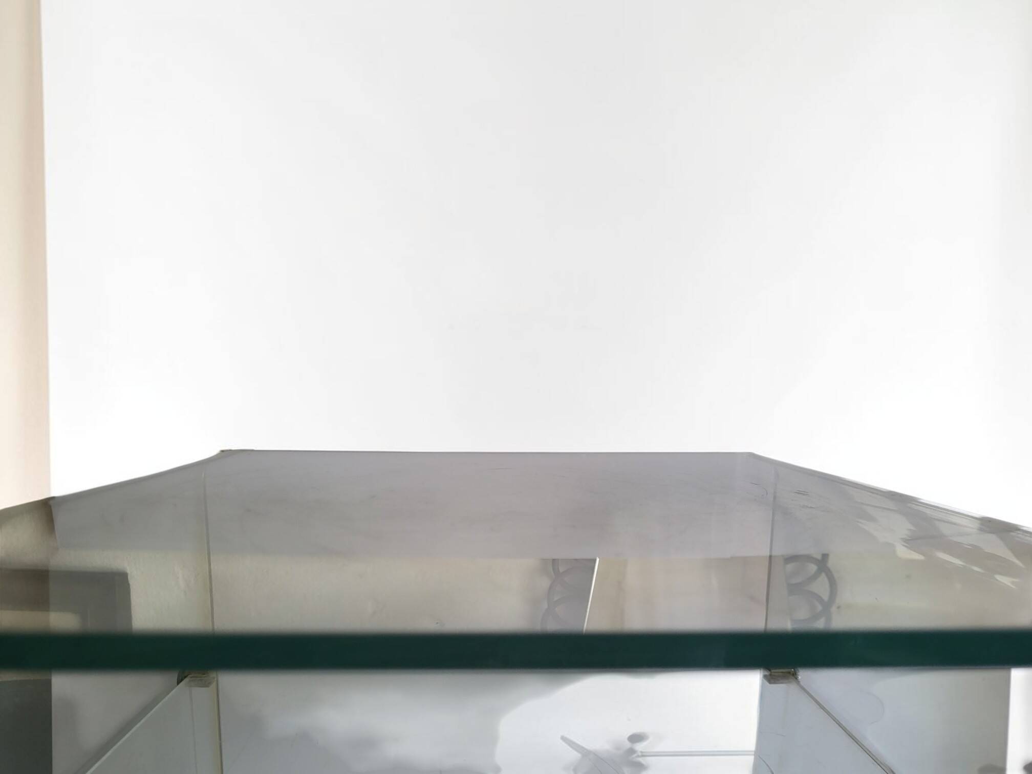 Table de chevet / bout de canapé en plexiglas (lucite) 1970's