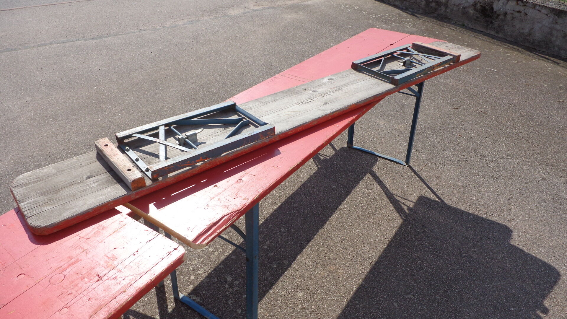 Duo de tables avec bancs de brasserie