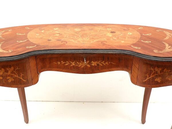 Buffet / table d'appoint Louis XV de forme rognon du 19ème siècle