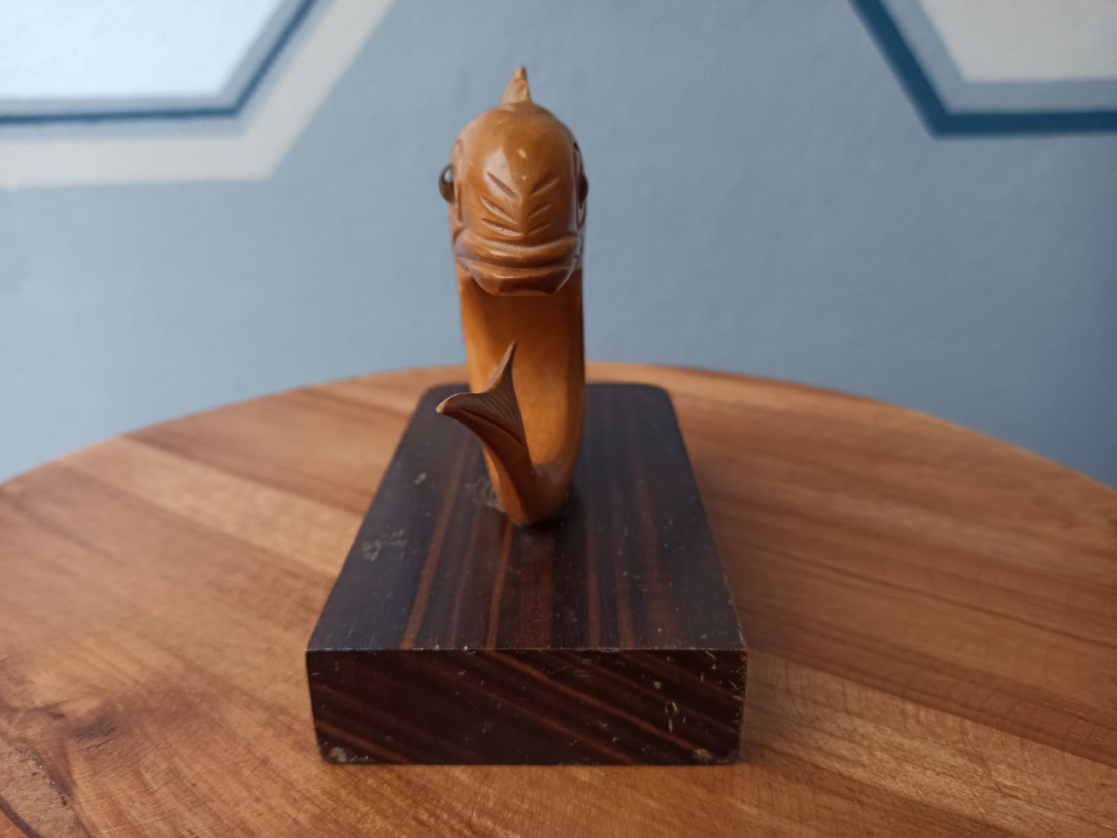 Paire de serre livres en bois sculpté
