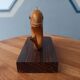 Paire de serre livres en bois sculpté