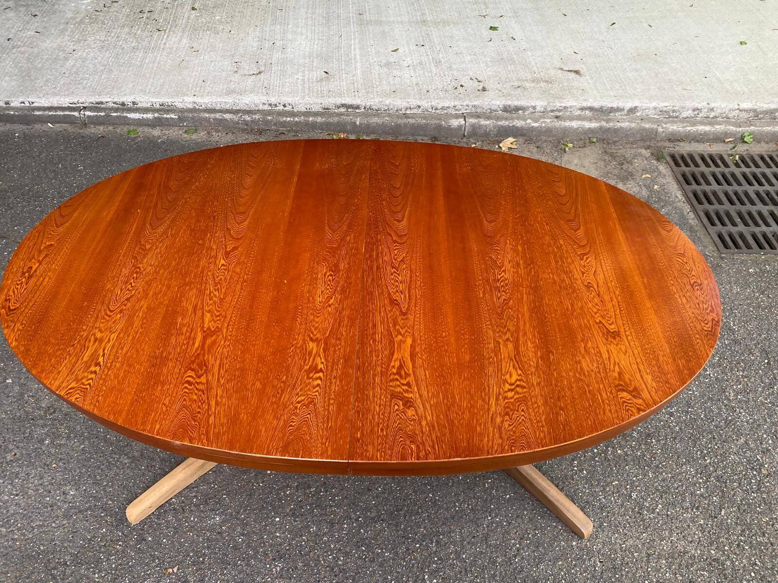 Table scandinave ovale extensible Baumann teck 240cm 1980