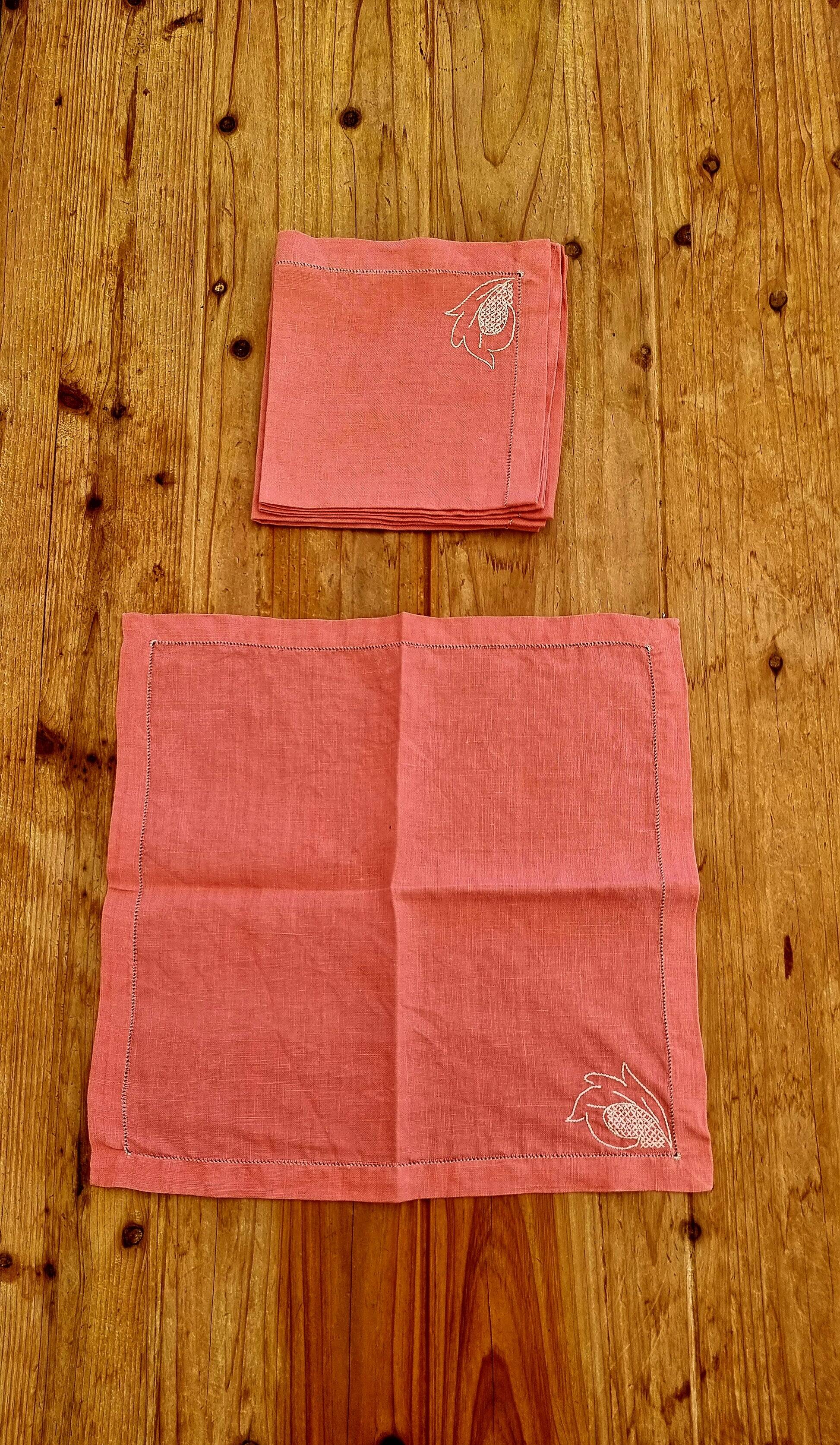 Lot de 4 serviettes de table roses brodées