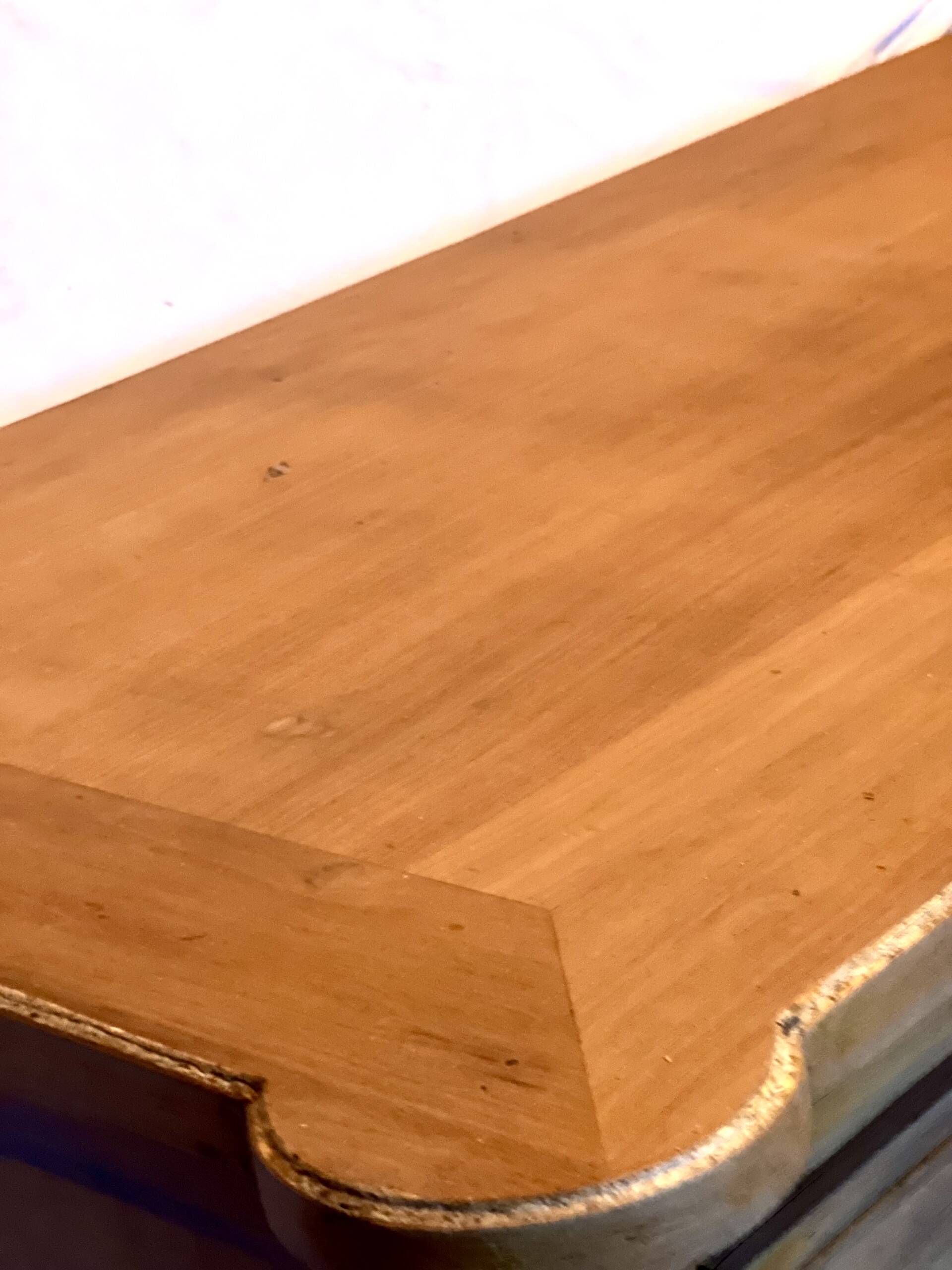 Classic chest of drawers