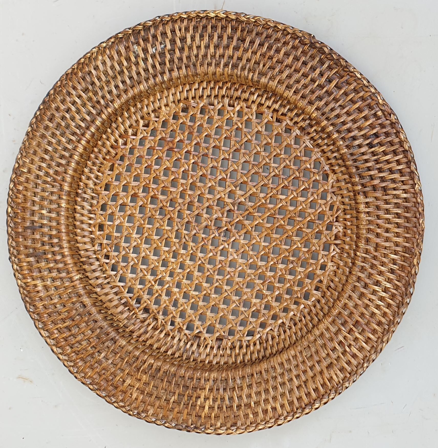 Set of 4 undersized plate in open brown rattan