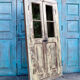 Paire magnifique de grandes portes d’obturateur antiques jaunes