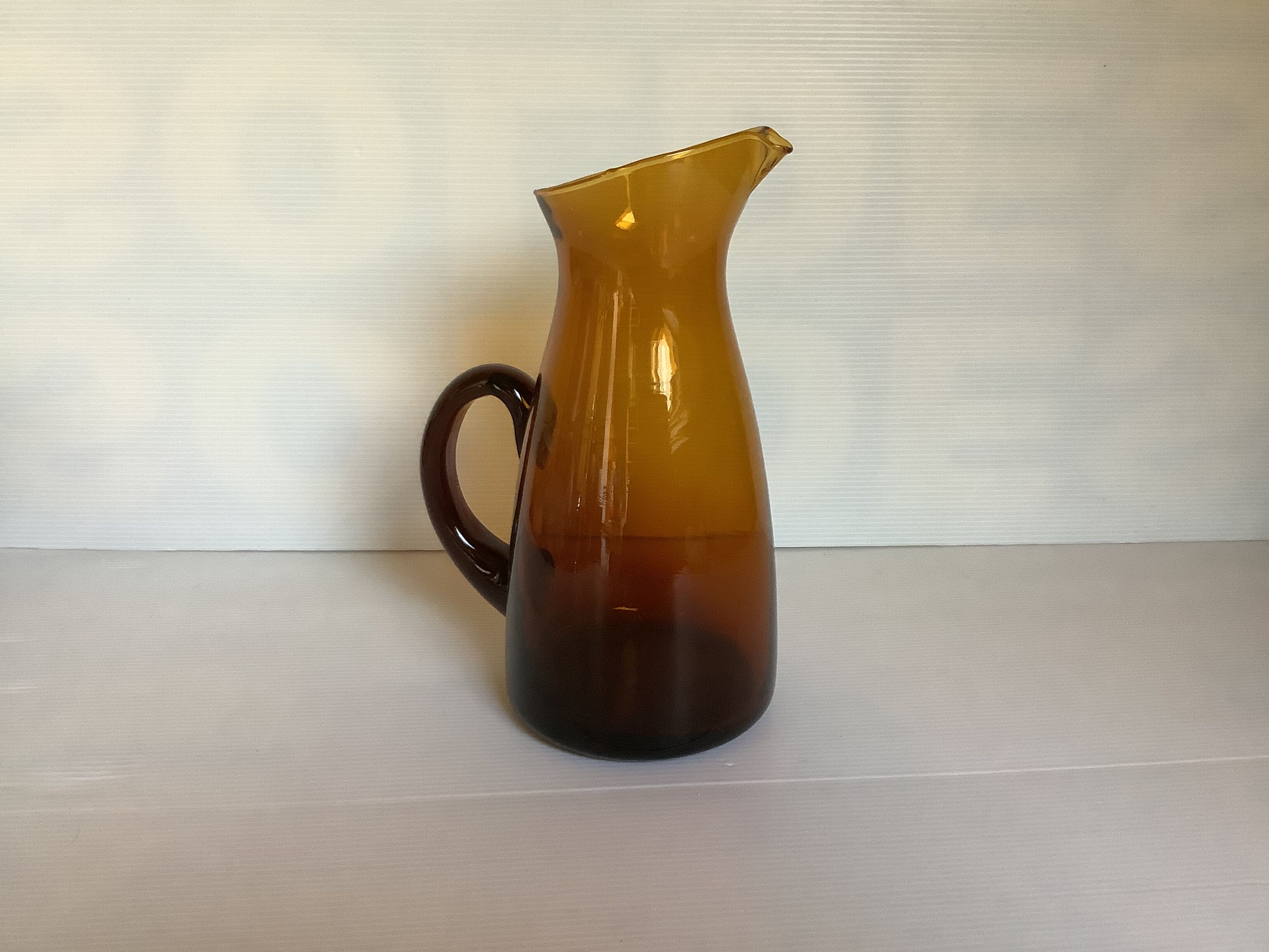 Pichet en verre jaune fumé