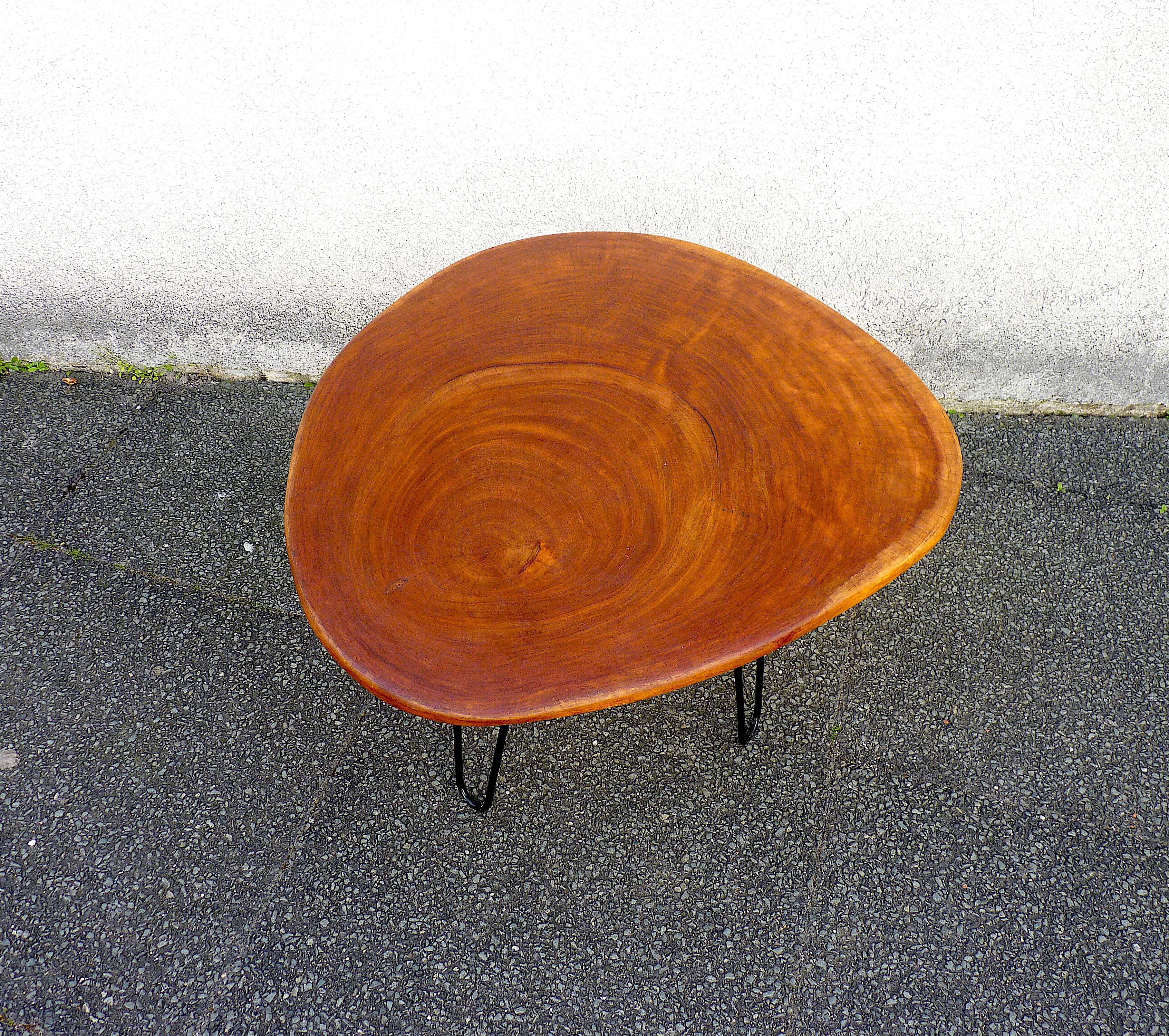 Table basse en bois de neem cuivré aspect coquillage