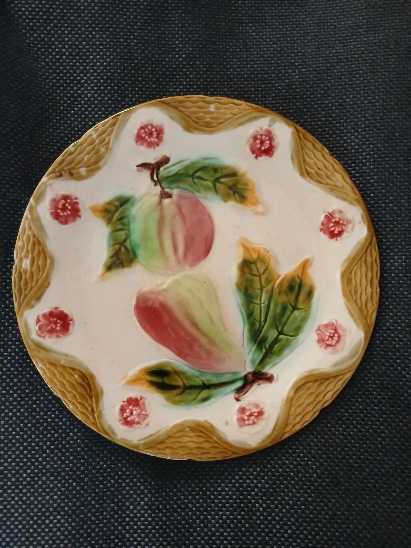 Assiette ancienne en barbotine