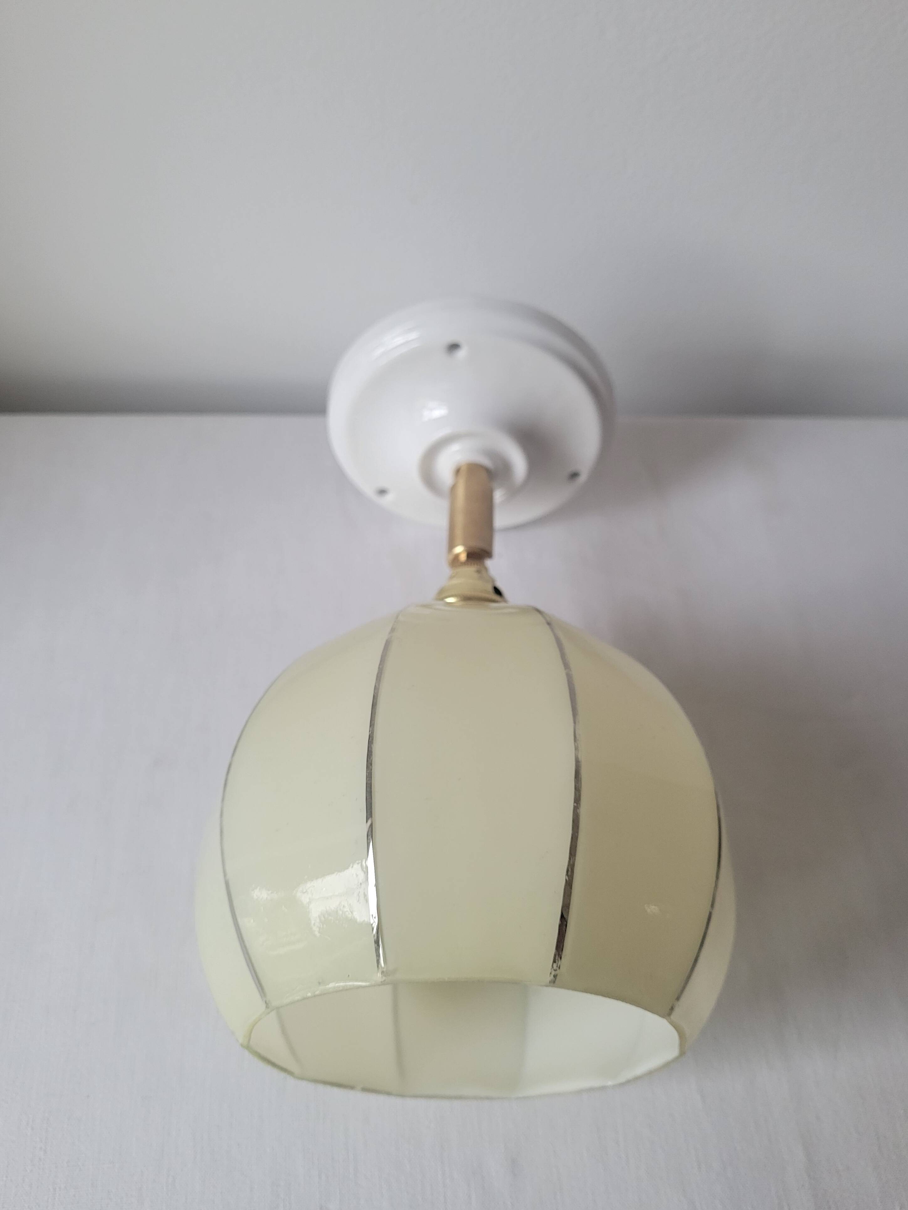 Wall lamp in opaline, brass and porcelain
