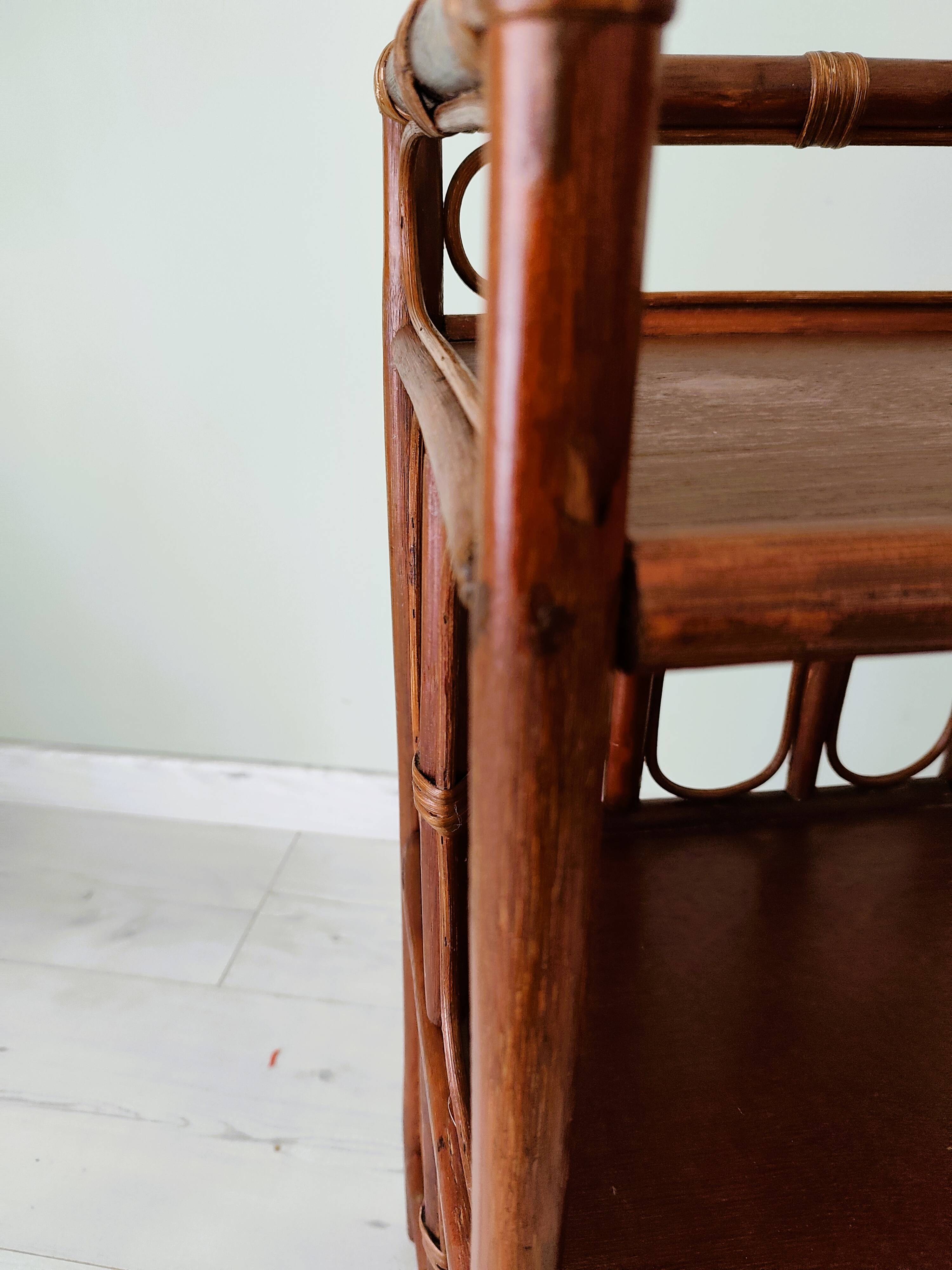 Petite table d'appoint ancienne en bambou et bois
