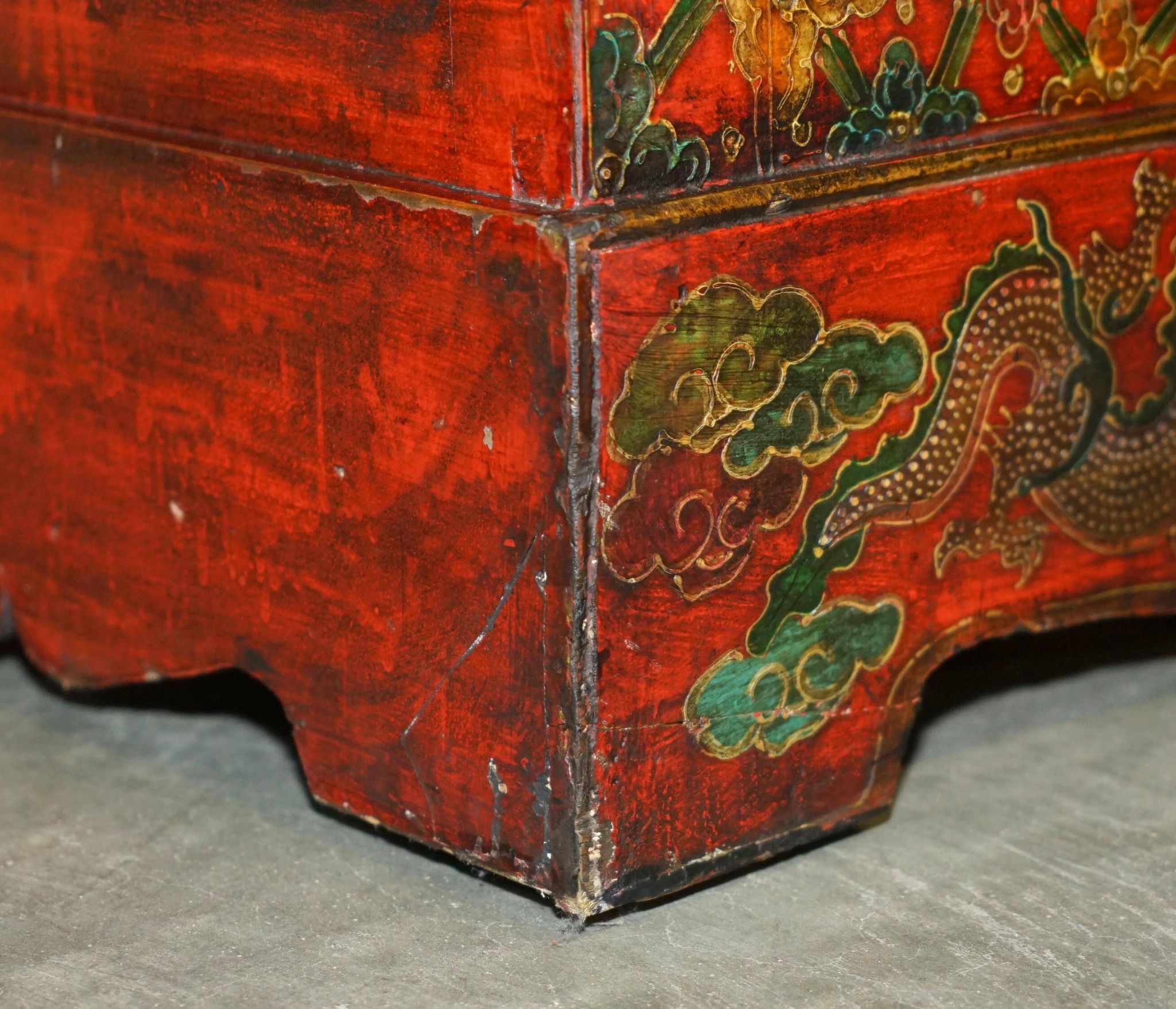Armoire chinoise vintage peinte avec pagode et tiroirs