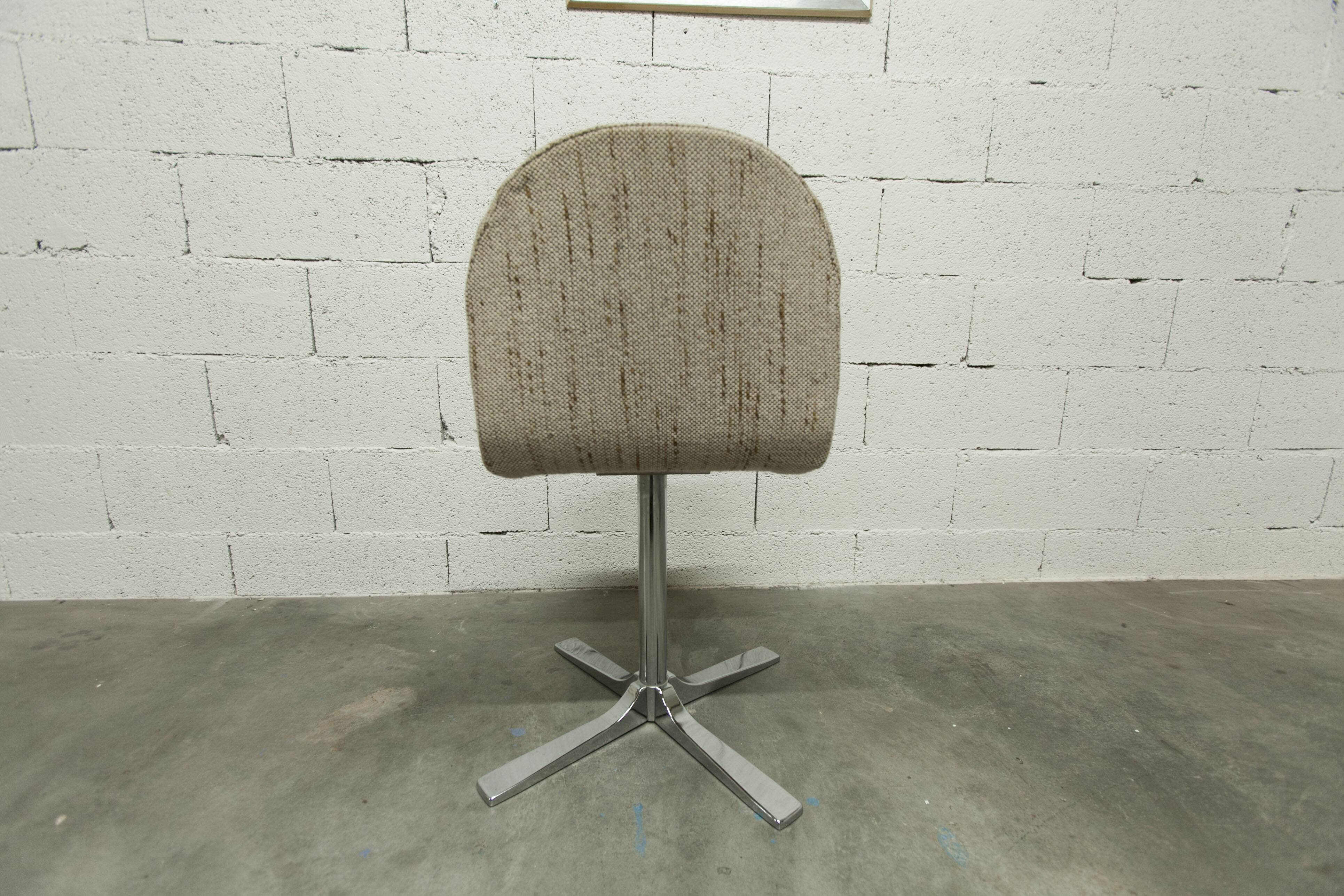 Swivel chair in chrome and clean, sturdy patterned fabric from the 1970s.