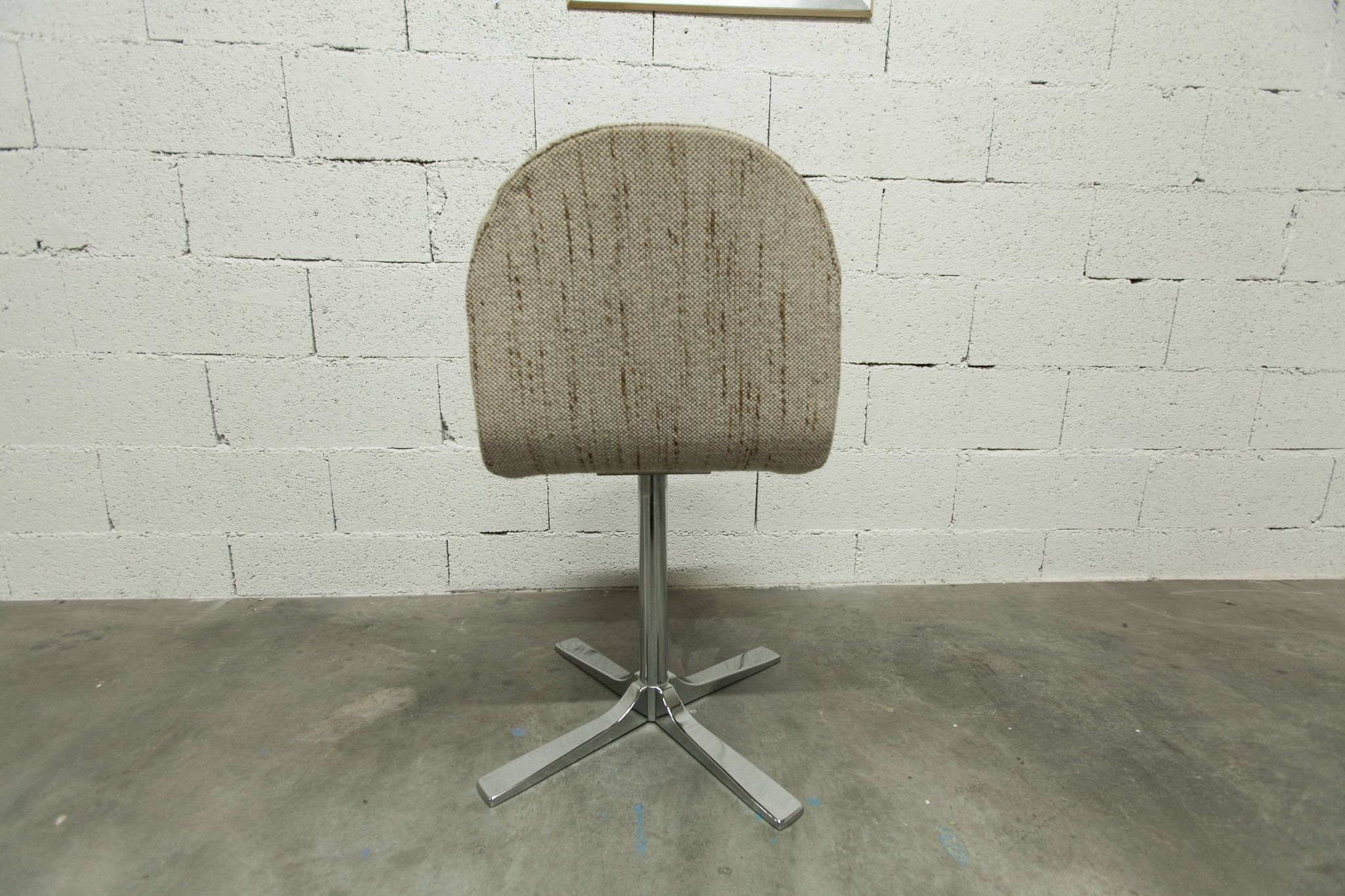 Chaise pivotante chrome et tissu chiné propre et solide 1970