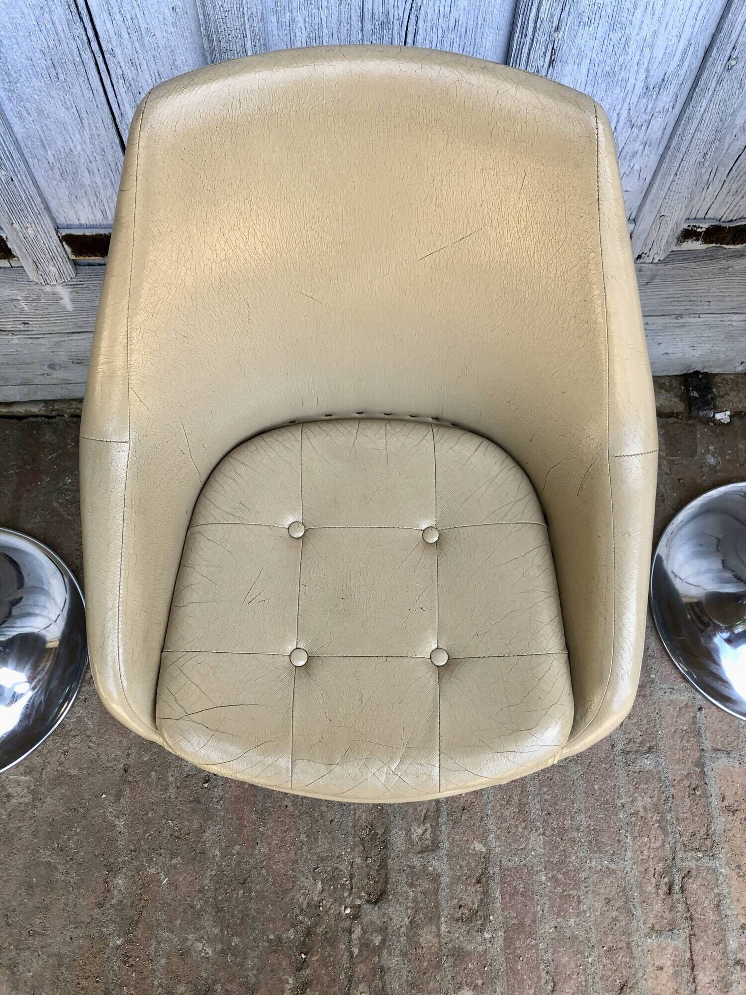 Set of 4 chairs tulip armchairs in beige skaï 1970