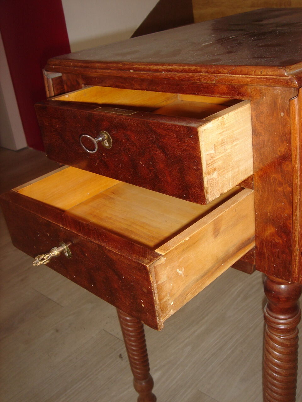 Table à volets en placage de noyer