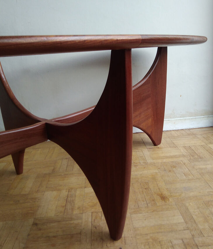 Astro oval coffee table - designer Victor Wilkins - edition g plan - 1960