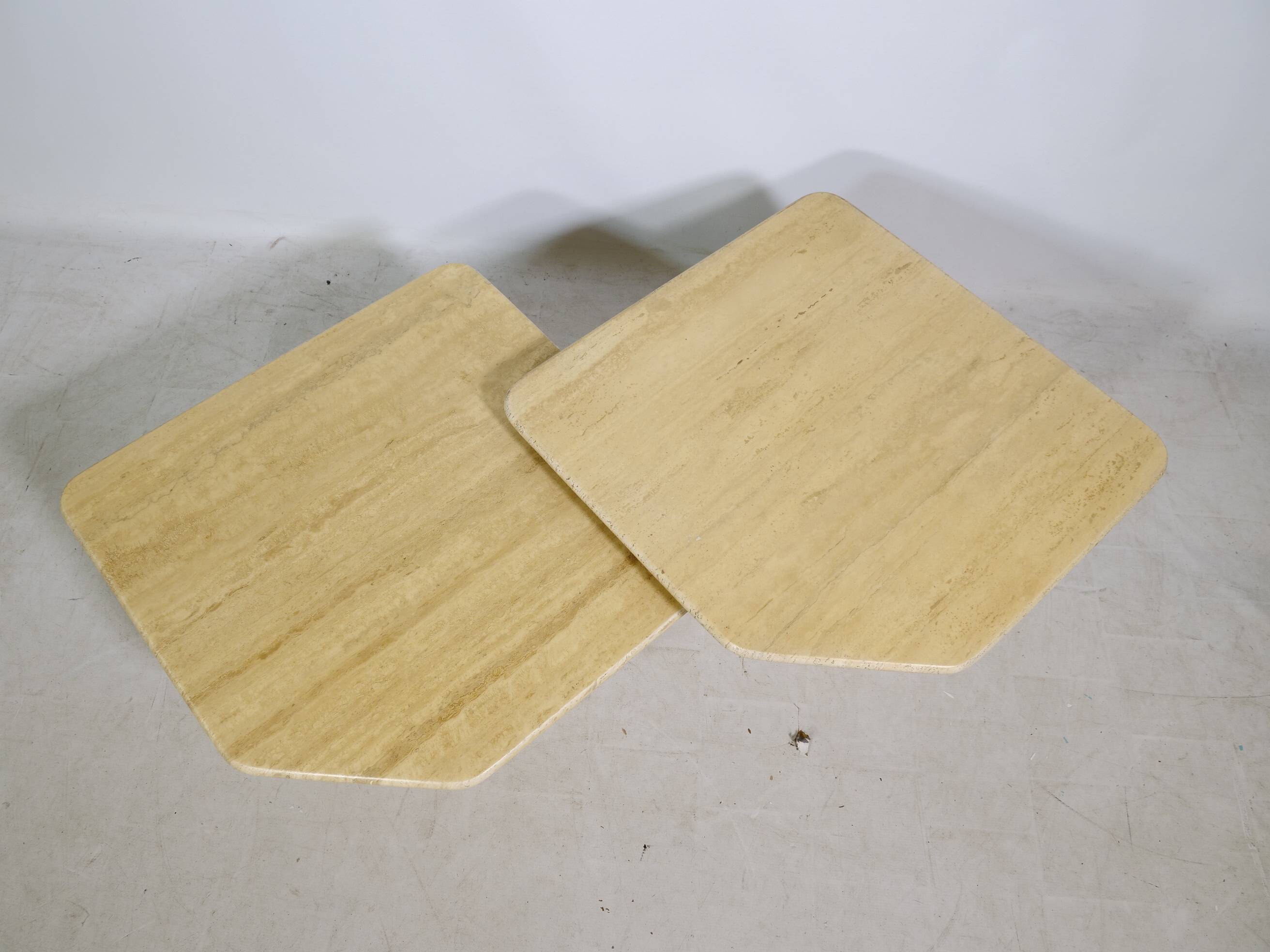 Tables gigognes en travertin, ensemble de 2, années 1970