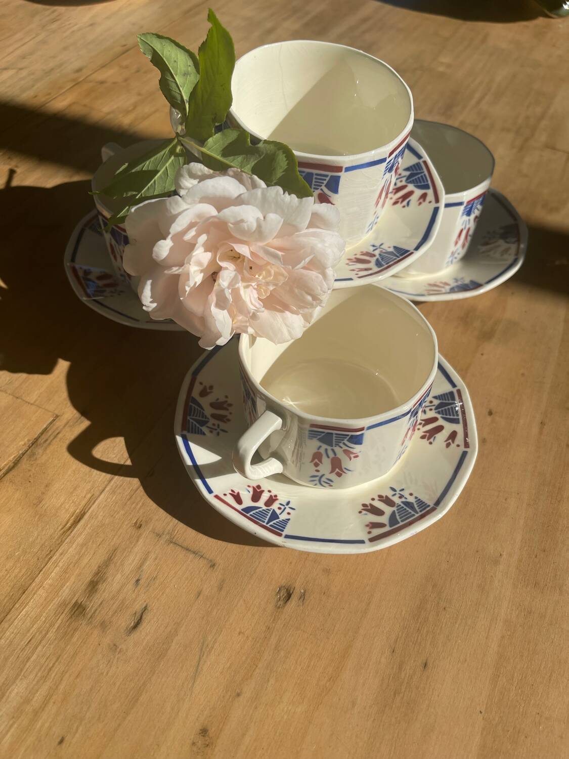 Tasses et soucoupes art déco Badonviller motif « tulipes «