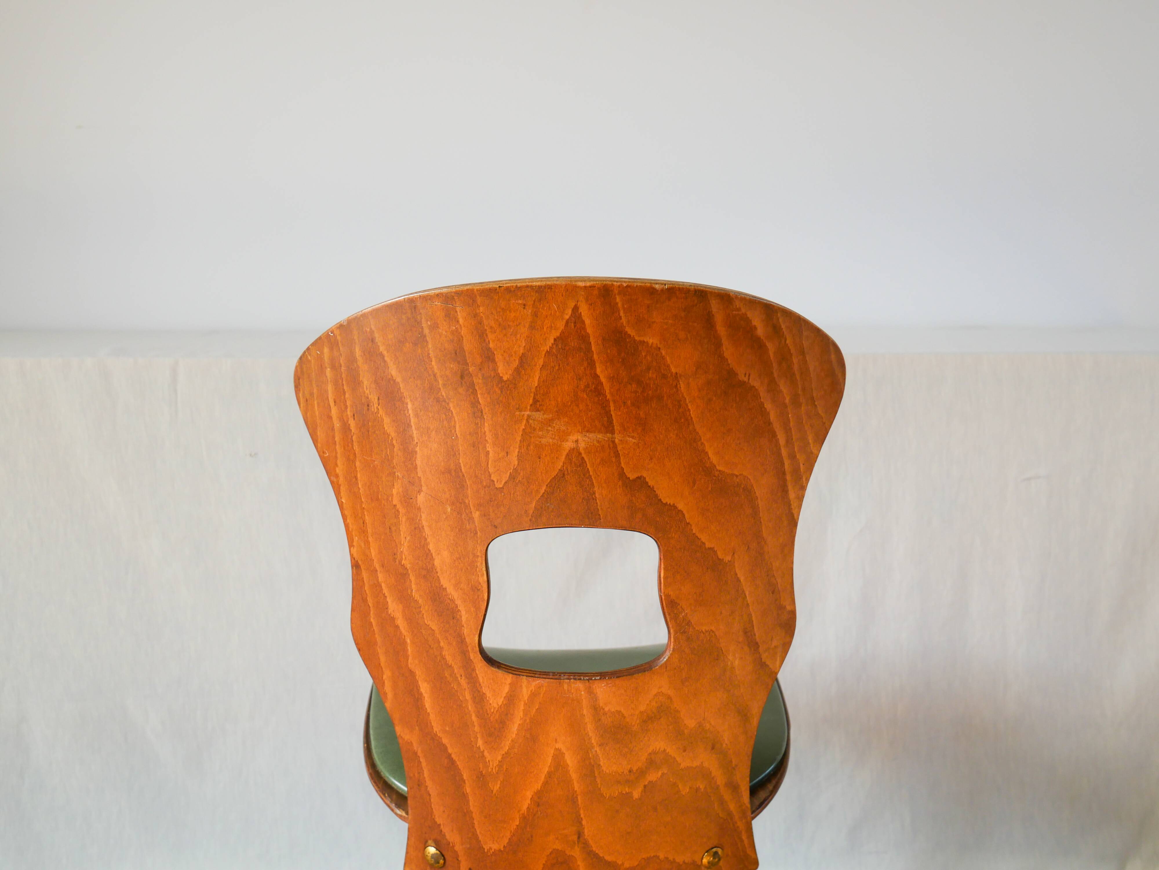 chaise Baumann en bois et skaï modèle Gentiane, 1950