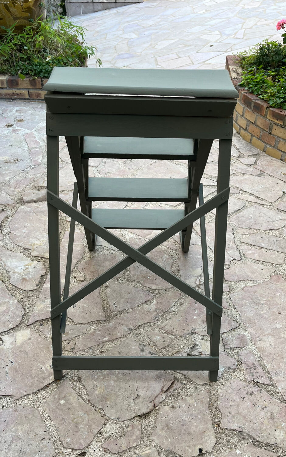 Wooden painter's stepladder
