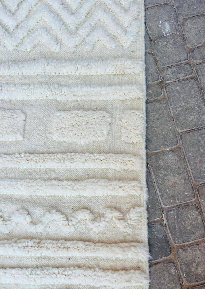 Traditional handmade artisan rug, size 150/250 cm.