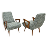 Paire de fauteuils italiens Mid-Century Modern avec des bras en bois sculpté.
