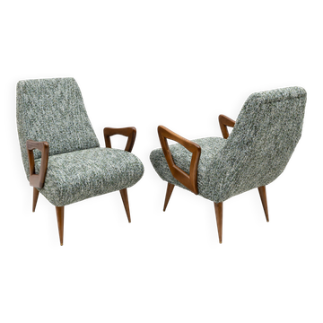 Paire de fauteuils italiens Mid-Century Modern avec des bras en bois sculpté.
