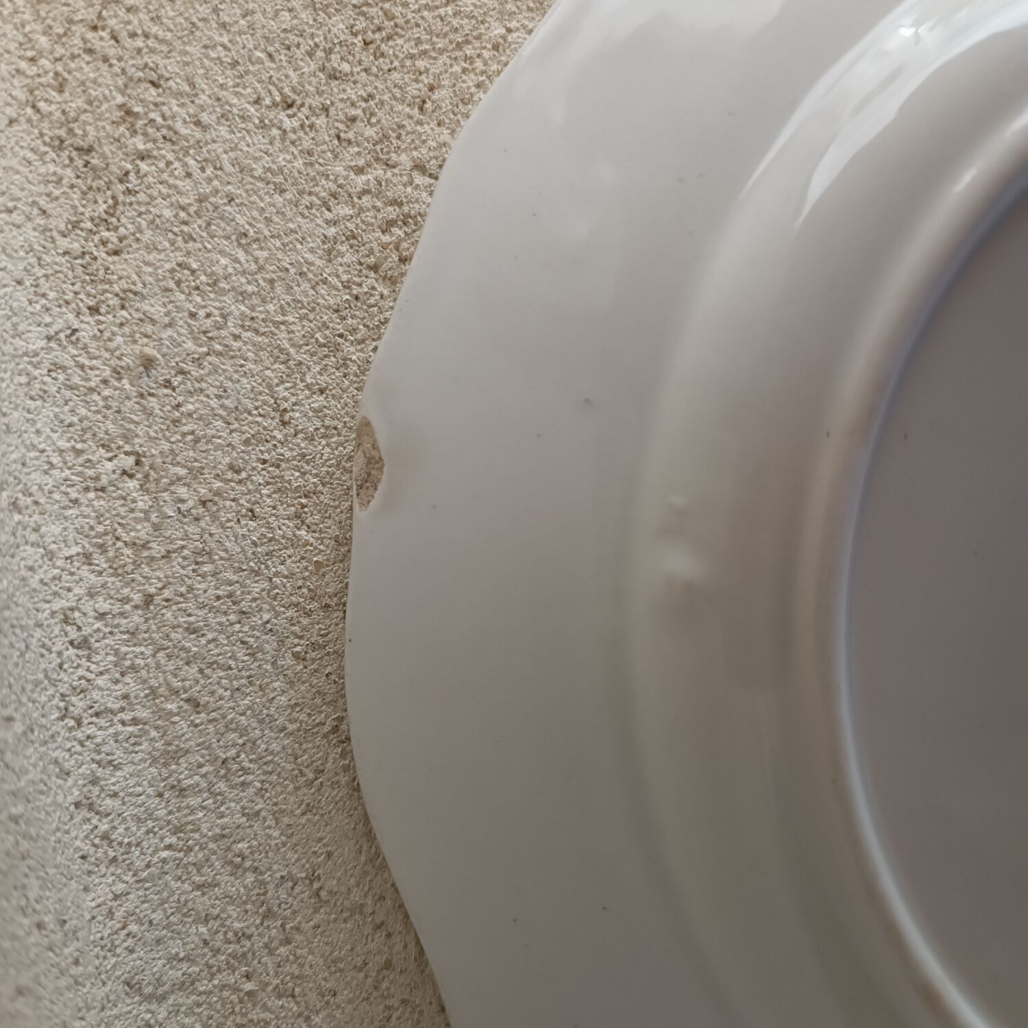 3 plates on board scalloped Moulin des loups