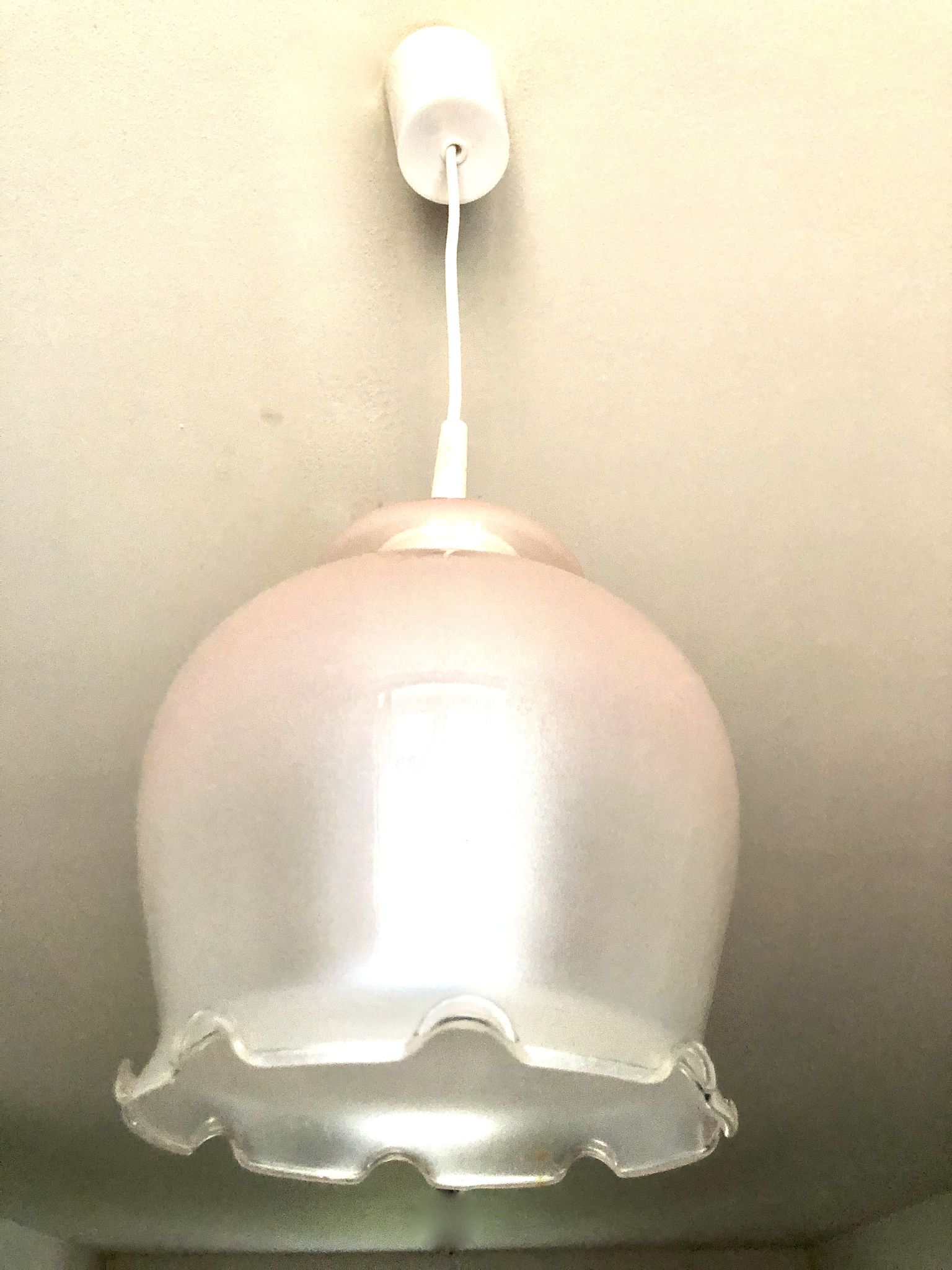 Suspension verre dépoli à volants rose nacré 1960