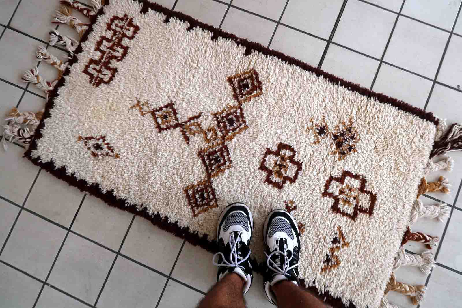 Vintage moroccan rug berber handmade 74cm x 136cm 1970s