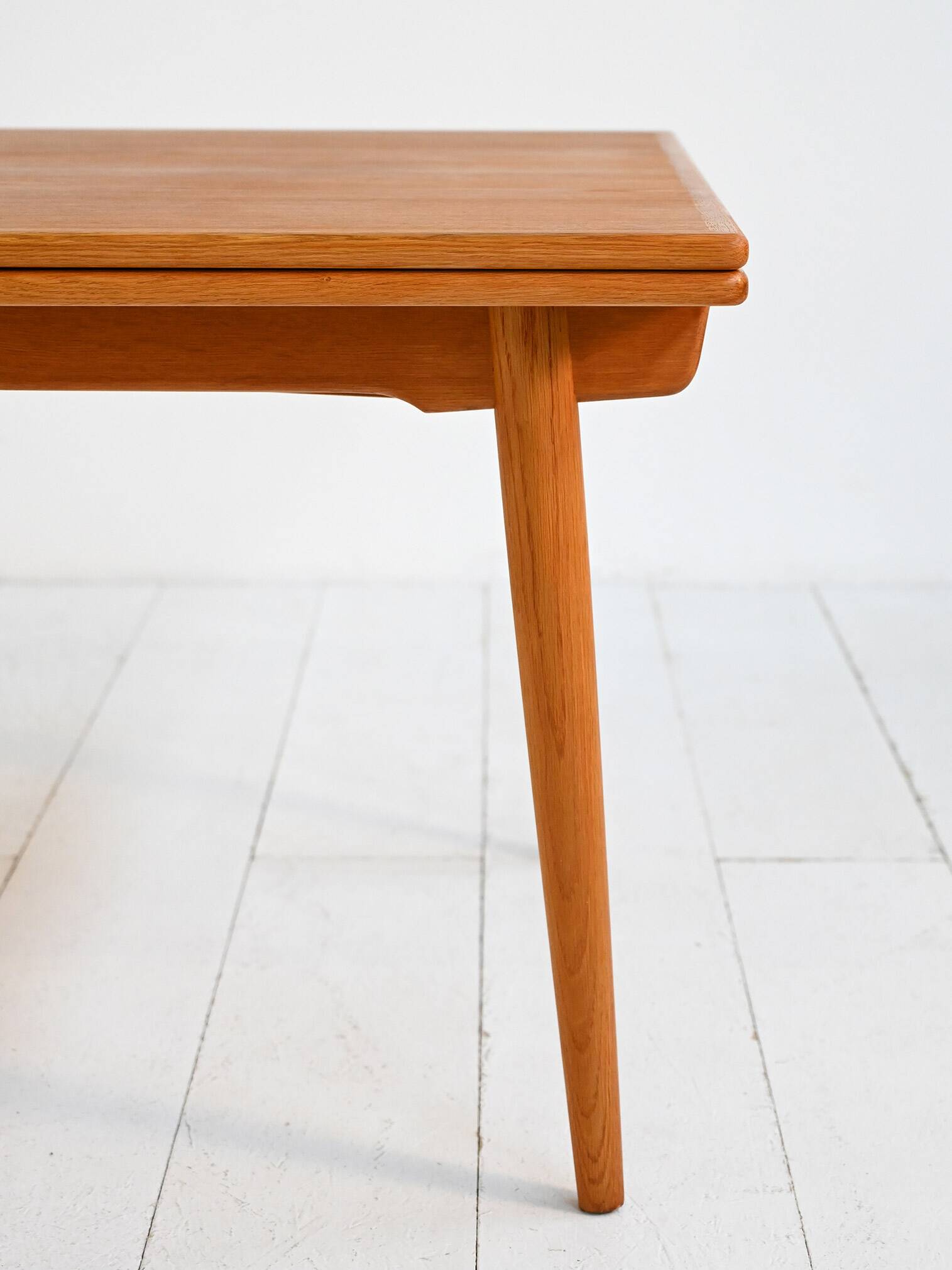Table à manger extensible modèle “AT 312” par Hans J. Wegner