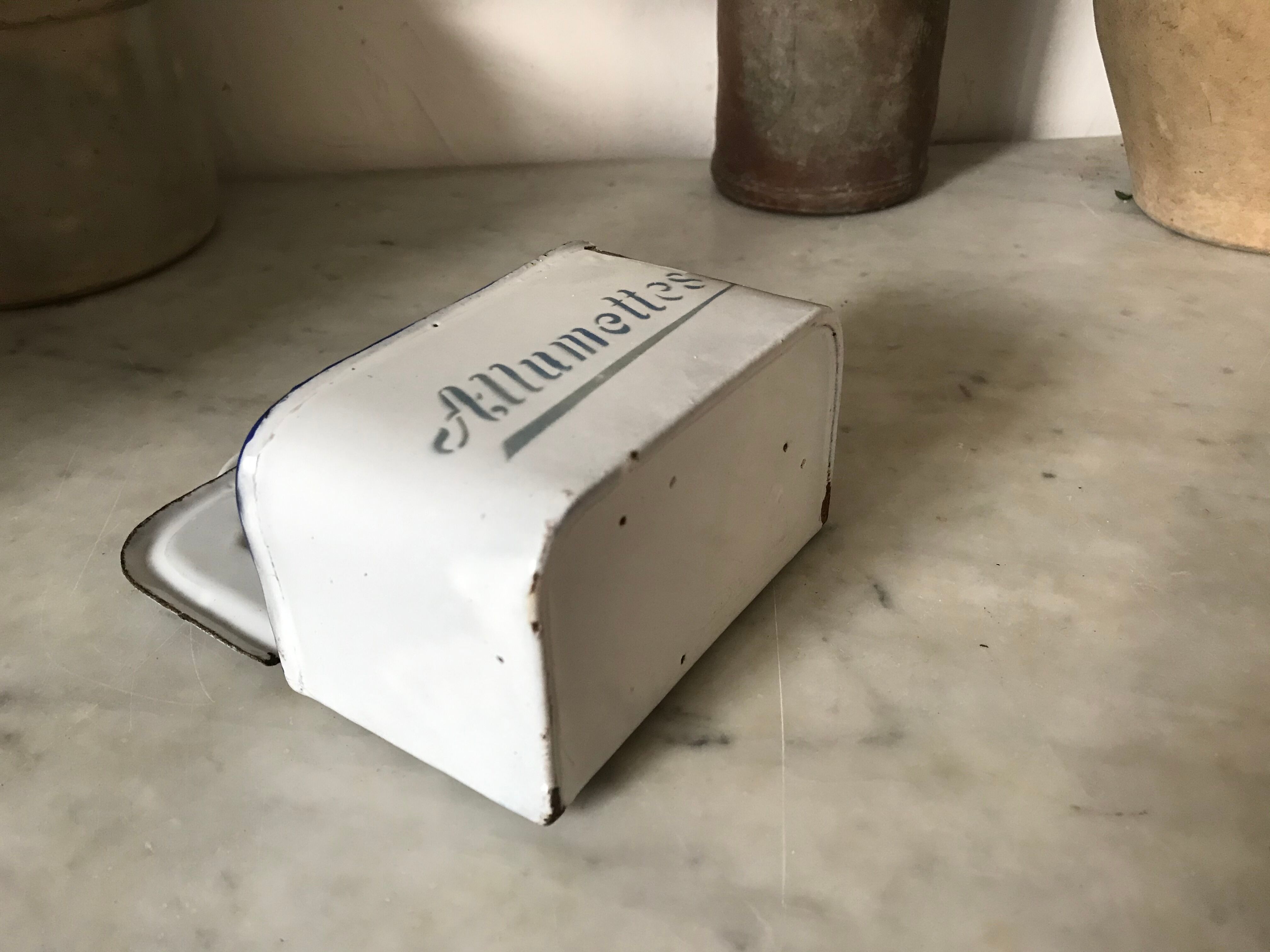 Matchbox in enamelled sheet metal