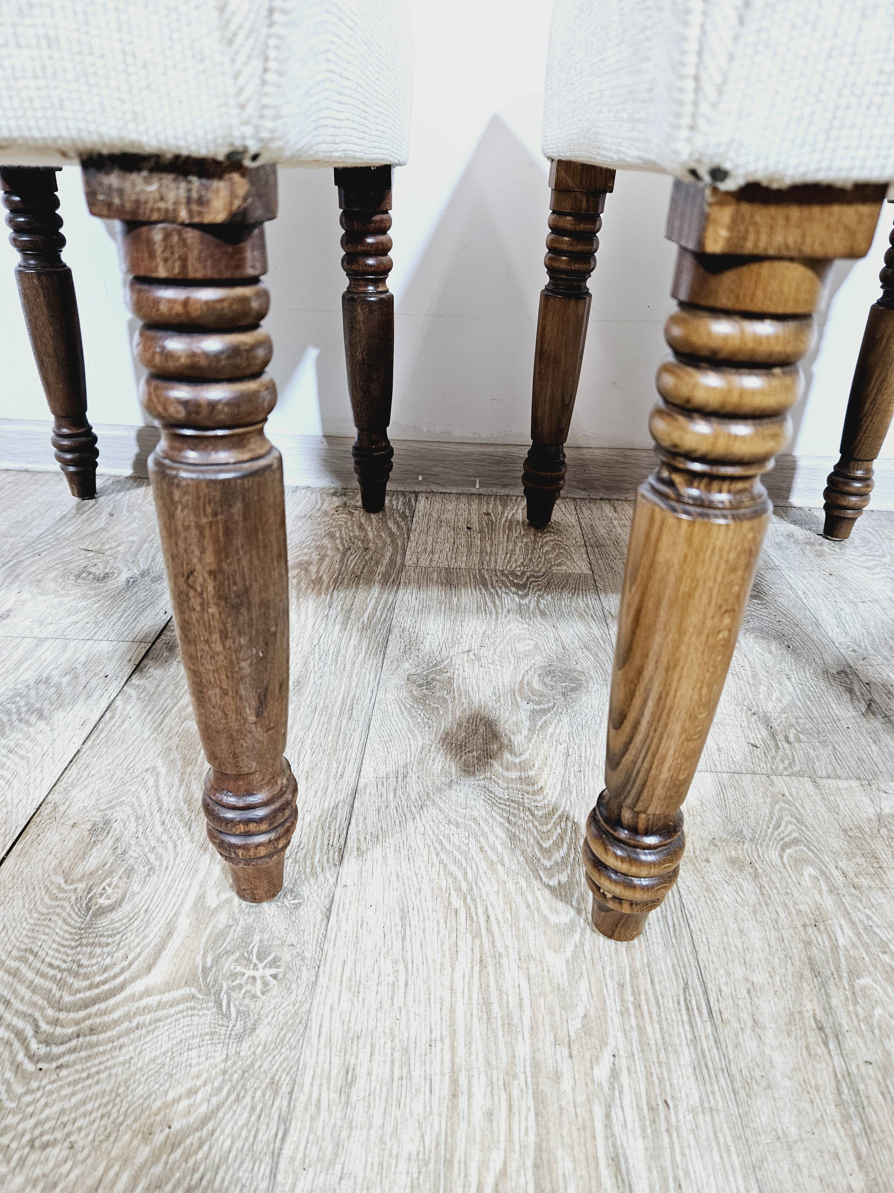 Paire de poufs/stools rembourrés anglais du 19ème siècle.