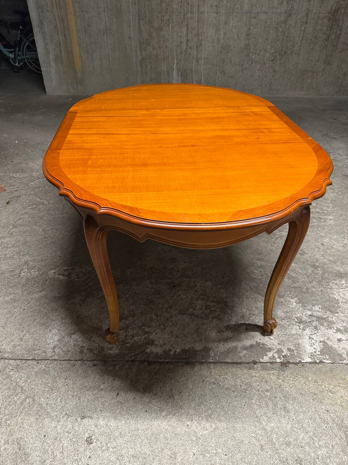 Round extendable dining table in Regency style M