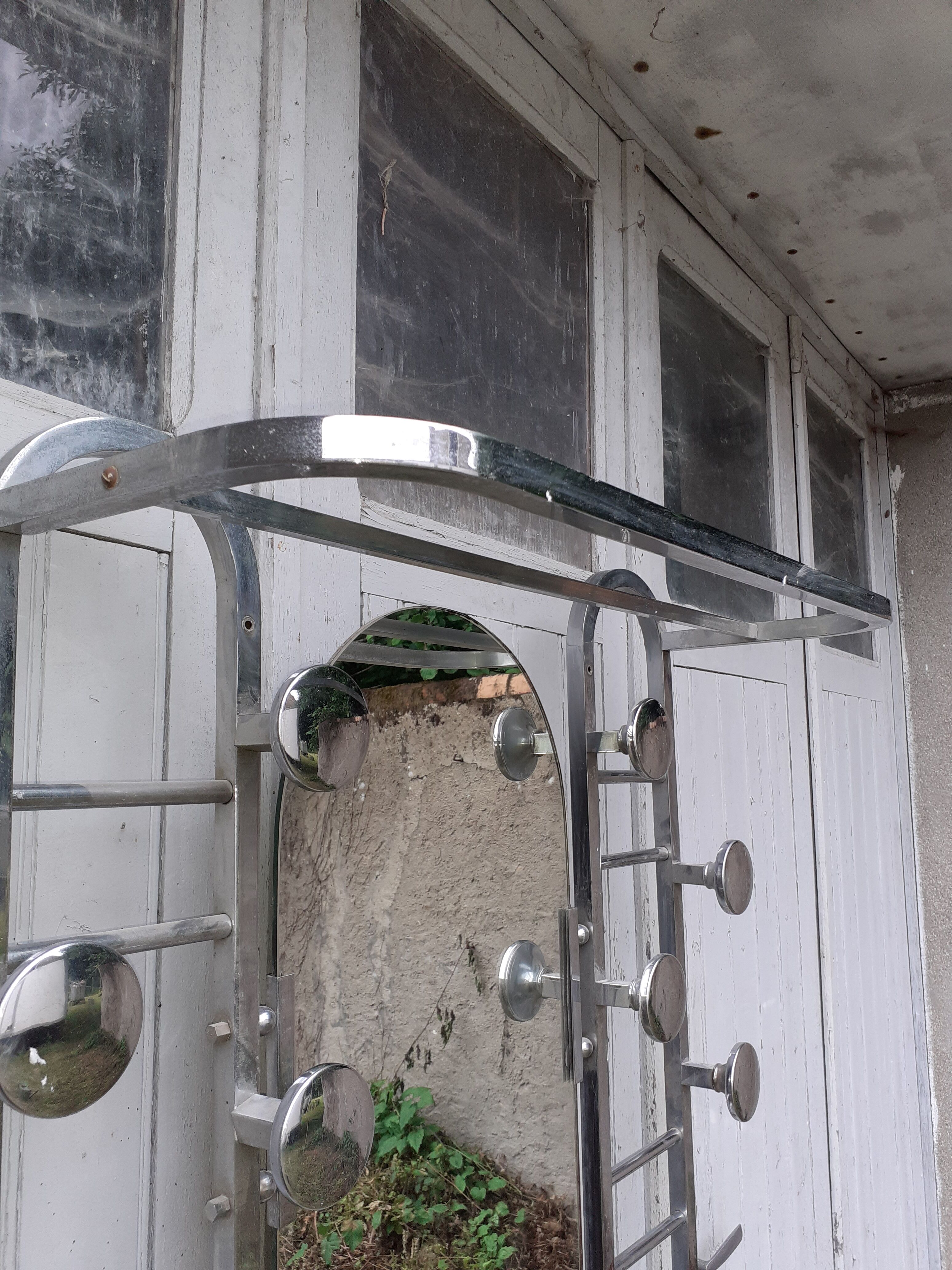 Art-deco cloakroom holder