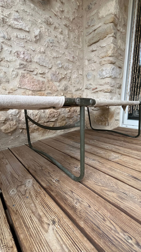 Lit de camp militaire pliant ancien en toile et métal vert kaki