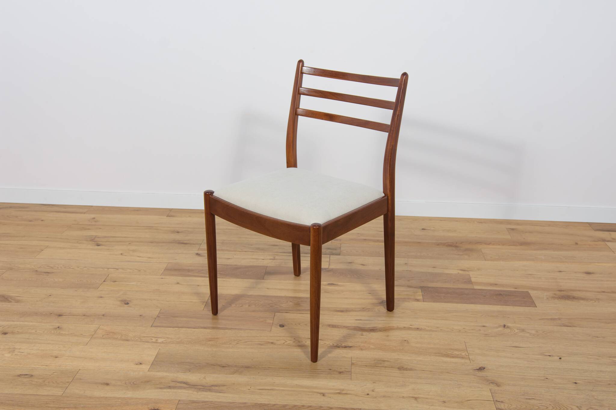 Set of 8 teak dining chairs by Victor Wlkins for G-Plan, 1960s
