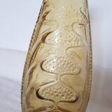 Vase en verre moulé jaune décor Art Déco