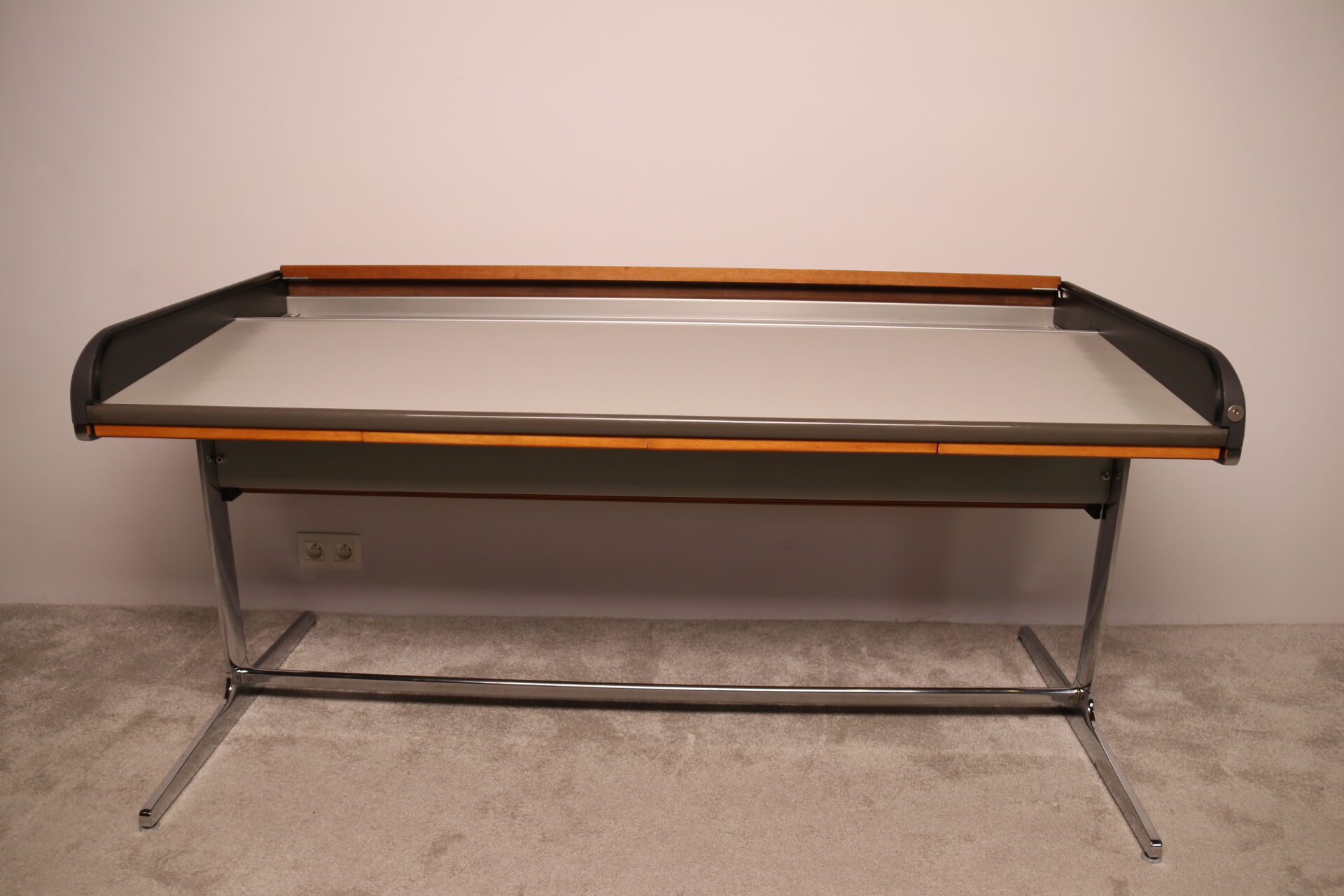 'Action office desk'  in walnut  designed by George Nelson  for Herman Miller - US - 1960's